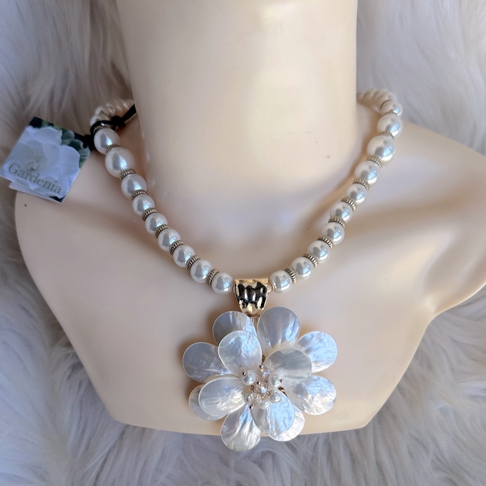 Gardenia Pearl Floral Necklace – White shell Statement Pendant/HANDMAE